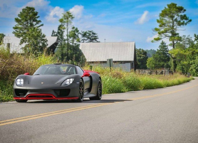 哑光黑保时捷918 Spyder，各位喜欢这红色点缀吗？