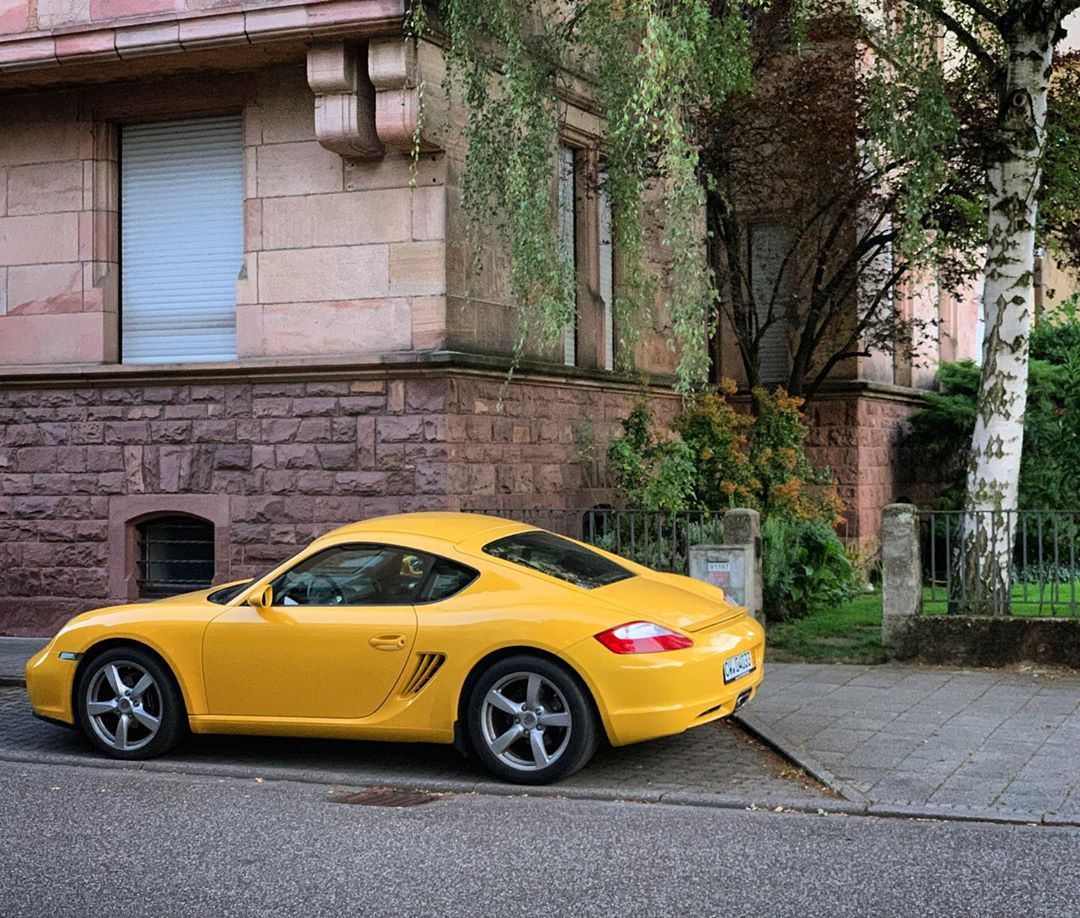 黄色保时捷，这个颜色好看吗？