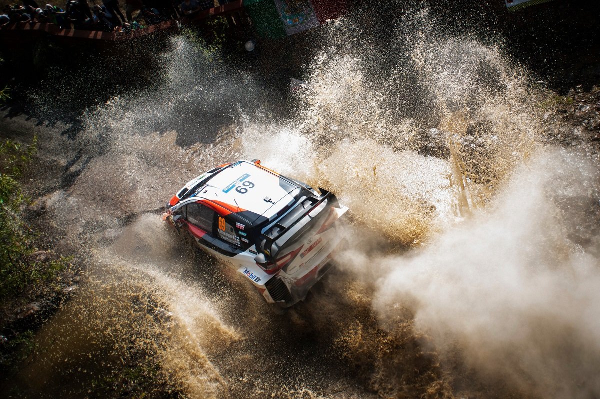 丰田车队测试2020款赛车，两名车手罗万佩拉和奥吉尔先后登场。