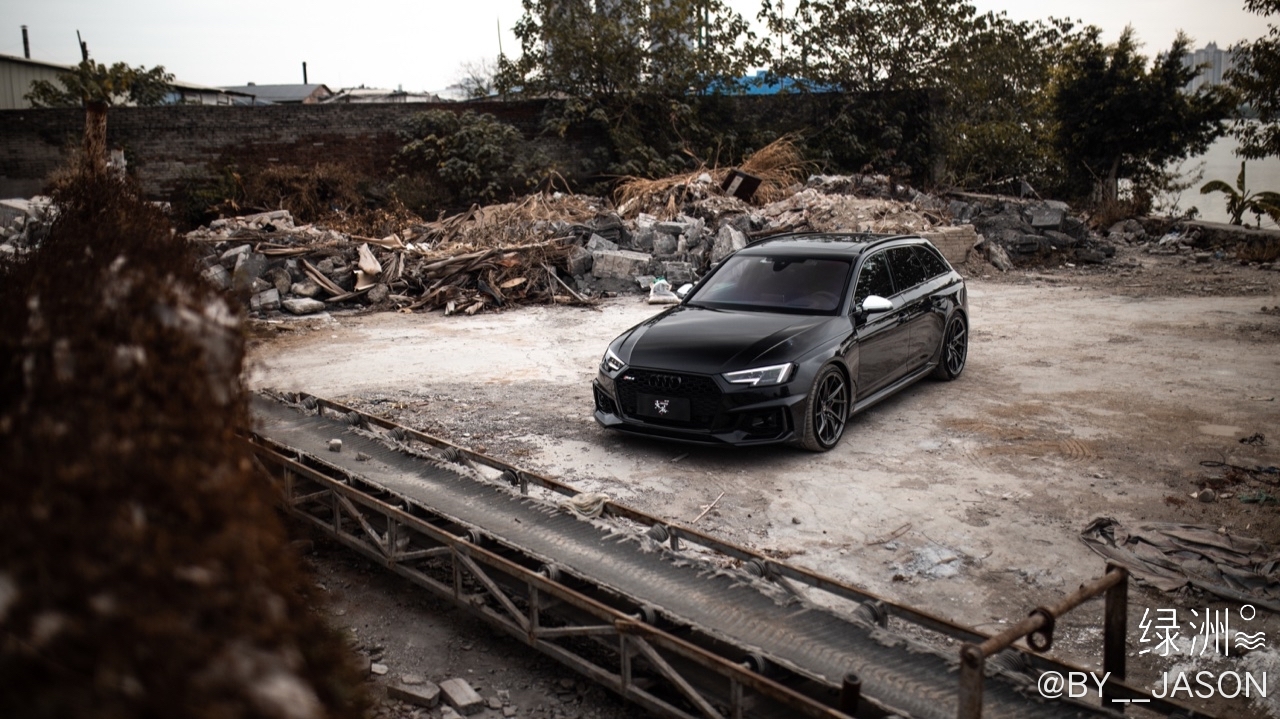 奥迪RS4：硬核跑者！舍我其谁！
