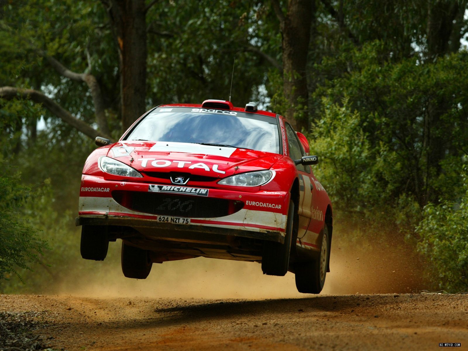 大家还记得WRC世界拉力锦标赛上标致运动部的赛车么