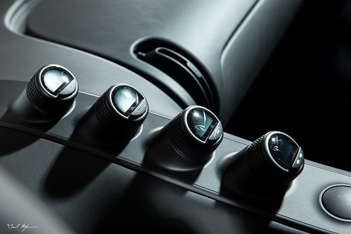 一台黑武士配色的布加迪chiron！真的是没谁了！！！