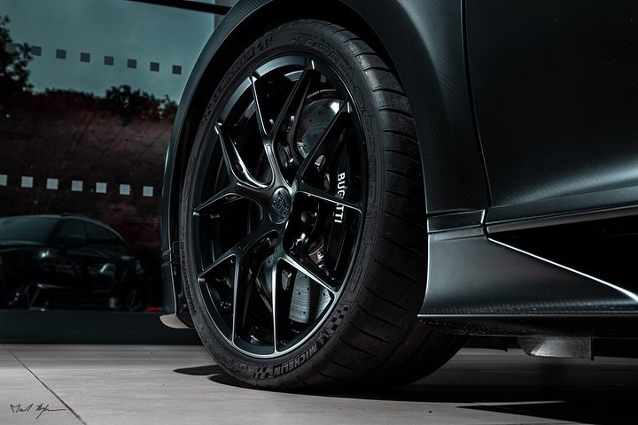 一台黑武士配色的布加迪chiron！真的是没谁了！！！