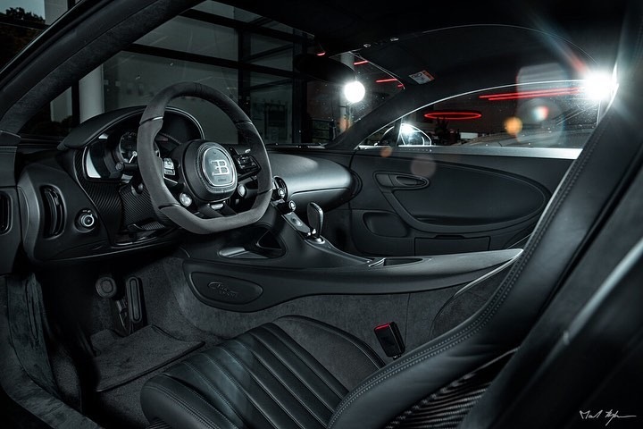 一台黑武士配色的布加迪chiron！真的是没谁了！！！