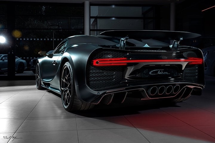 一台黑武士配色的布加迪chiron!真的是没谁了!