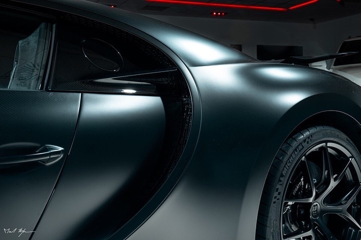 一台黑武士配色的布加迪chiron！真的是没谁了！！！