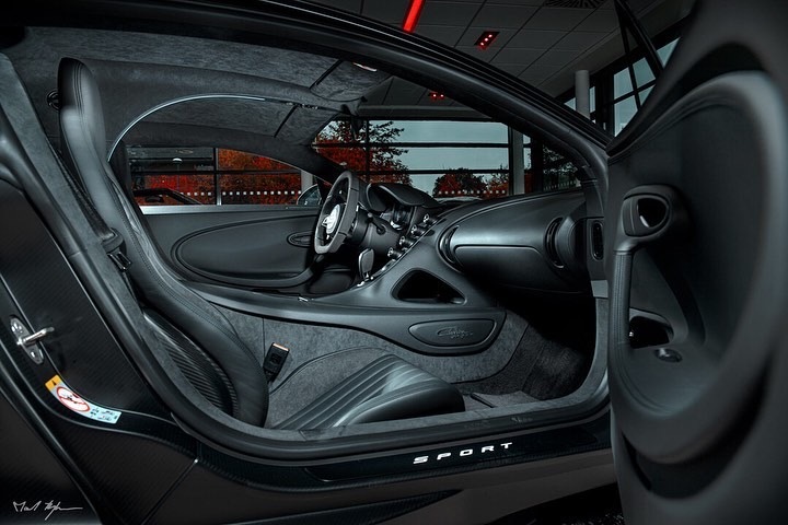 一台黑武士配色的布加迪chiron！真的是没谁了！！！