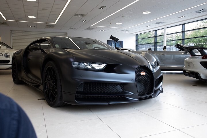 一台黑武士配色的布加迪chiron！真的是没谁了！！！