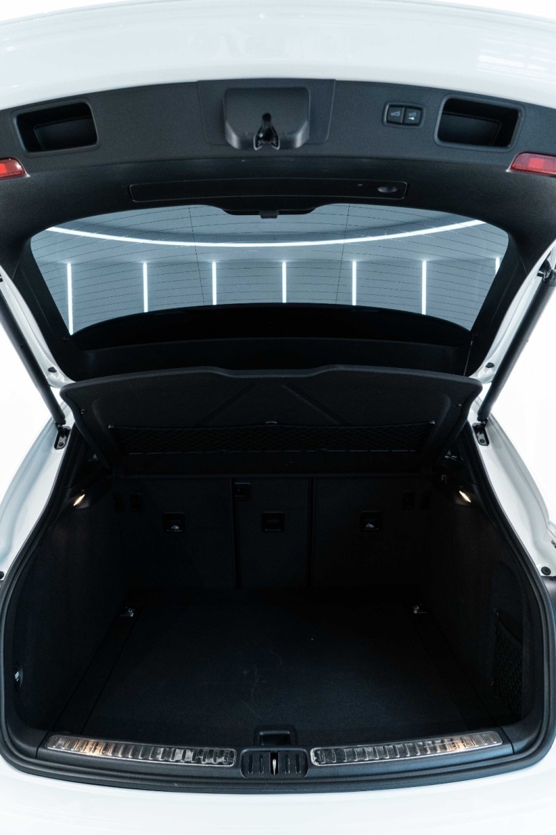 保时捷Macan欣赏一下，这款大灯比较漂亮。