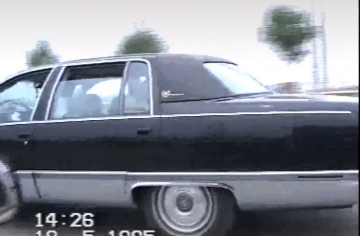 好看的汽车图片：1995年天津街头的凯迪拉克