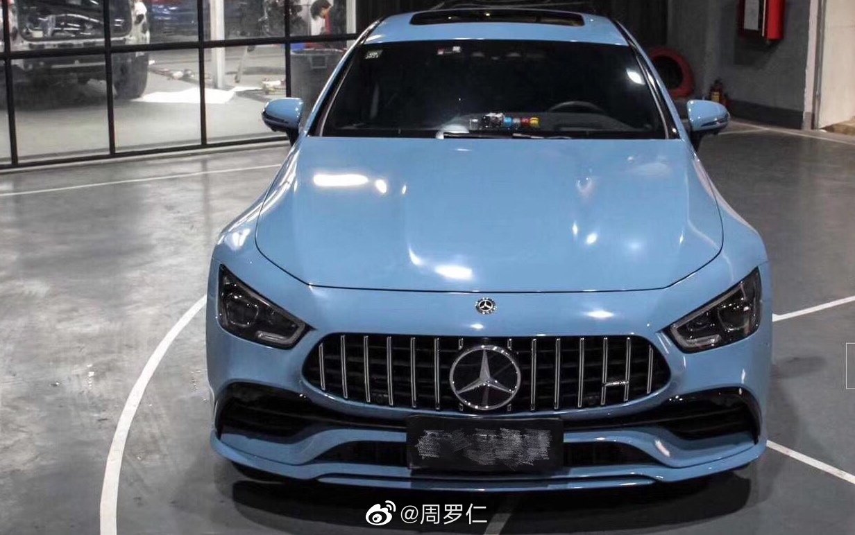 奔驰改色瓷器蓝，除了贵没有缺点的车来了