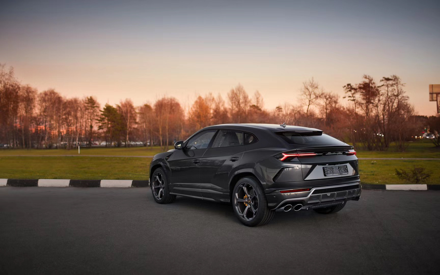 晨曦下的Lamborghini Urus。美的令人窒息。