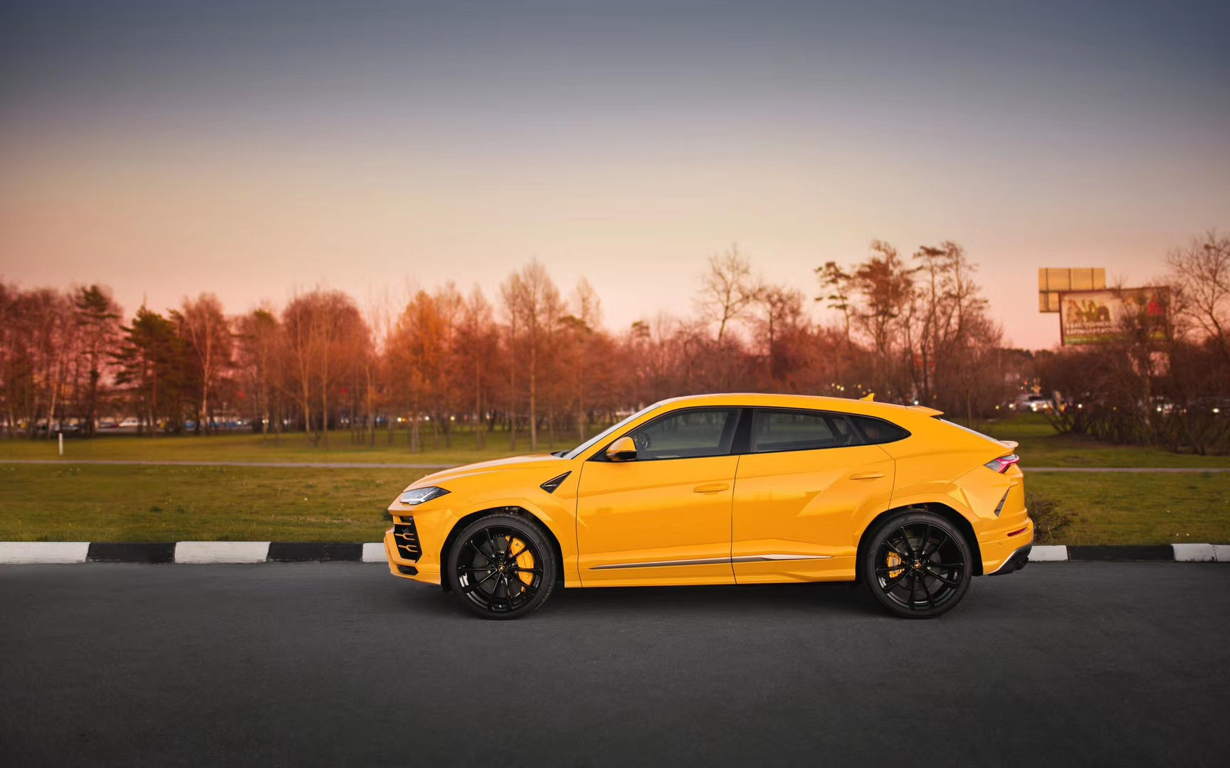 晨曦下的Lamborghini Urus。美的令人窒息。