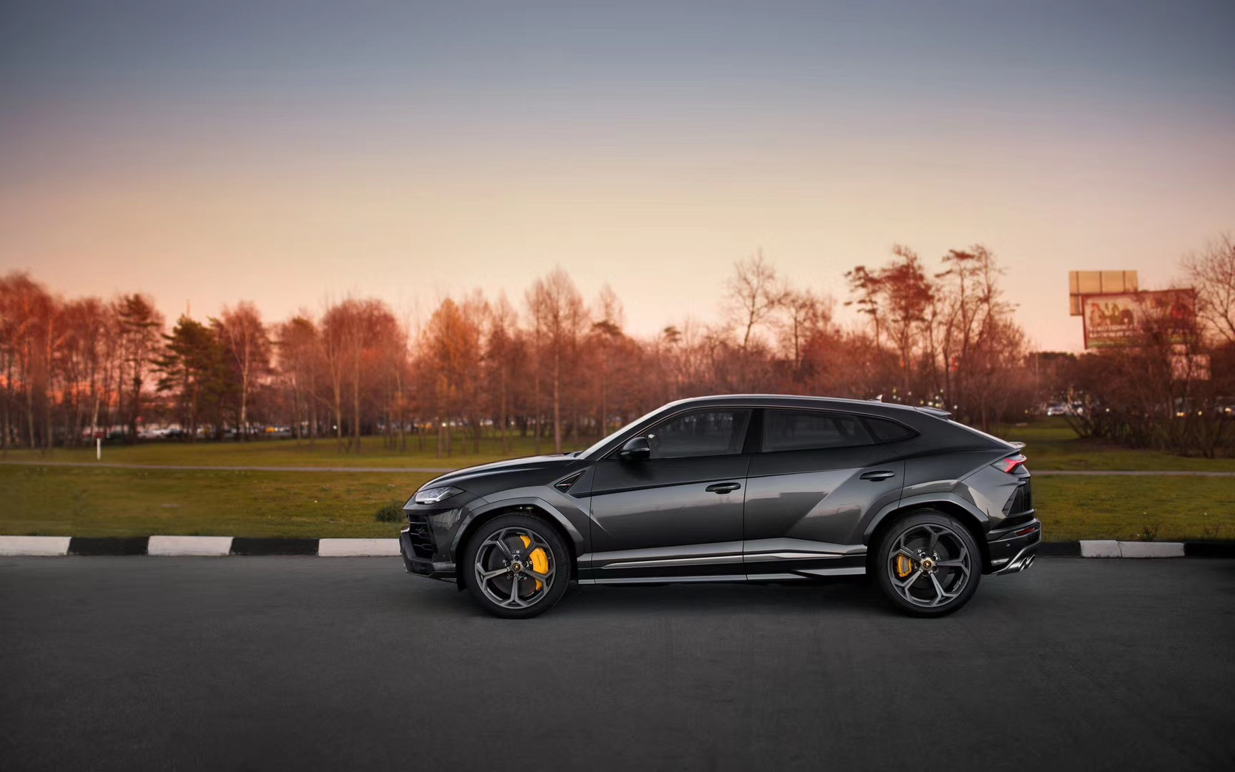 晨曦下的Lamborghini Urus。美的令人窒息。