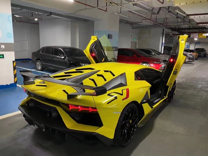 Aventador SVJ，目前它的竞争对手应该是迈凯轮P1。