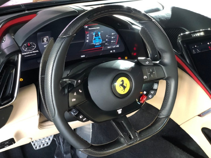 法拉利 Roma 开起来肯定很爽。