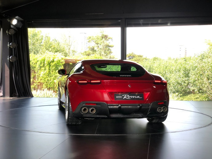 法拉利 Roma 开起来肯定很爽。