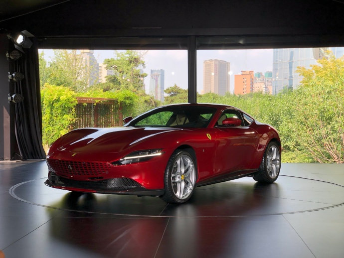 法拉利 Roma 开起来肯定很爽。