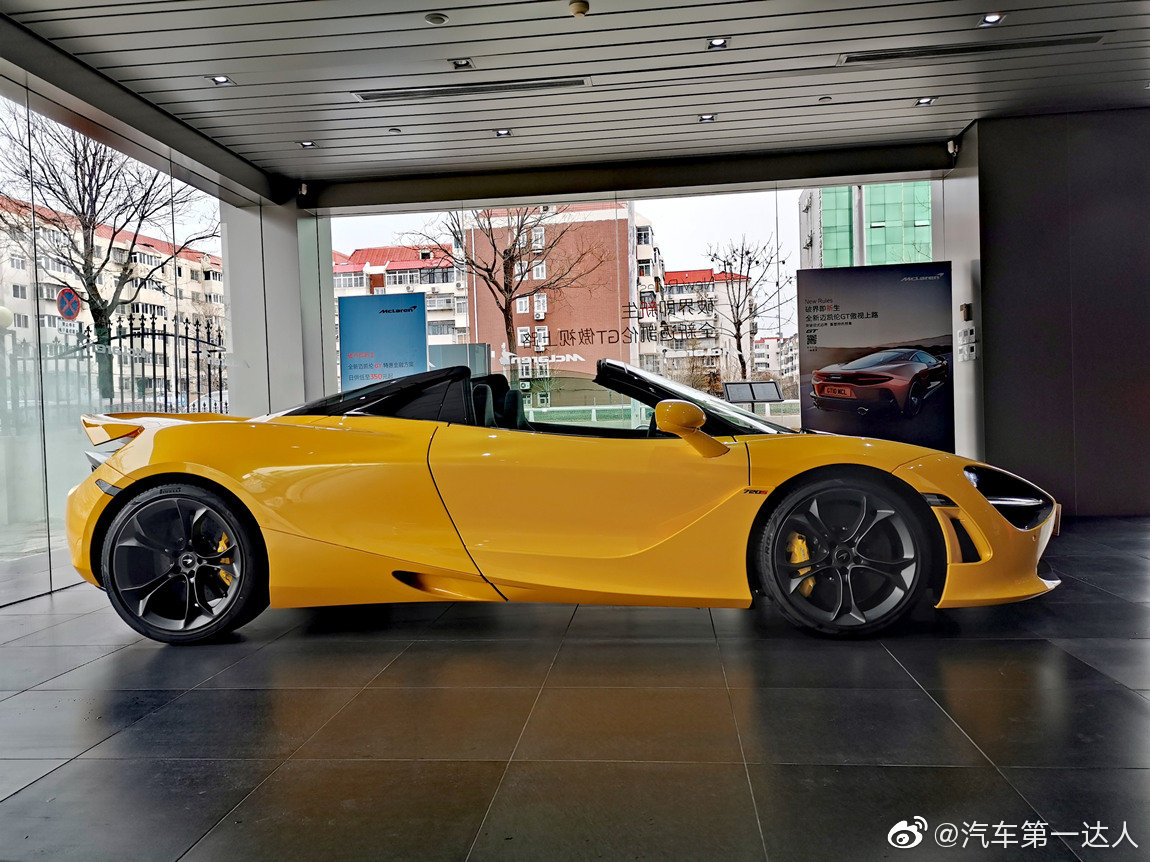 迈凯伦 720S Spider 火山黄/黑内