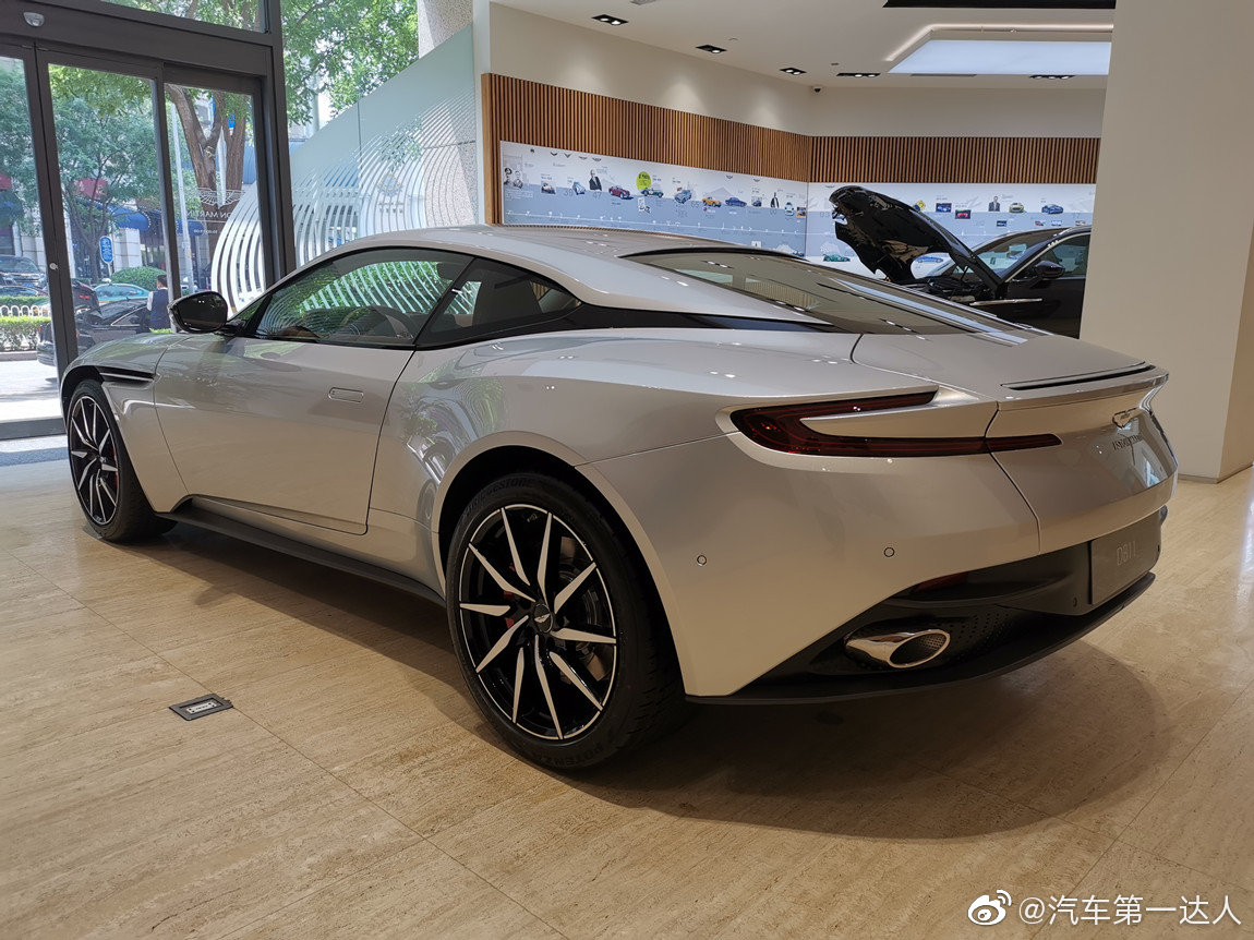 阿斯顿马丁 DB11 V8 闪电银/胭脂红