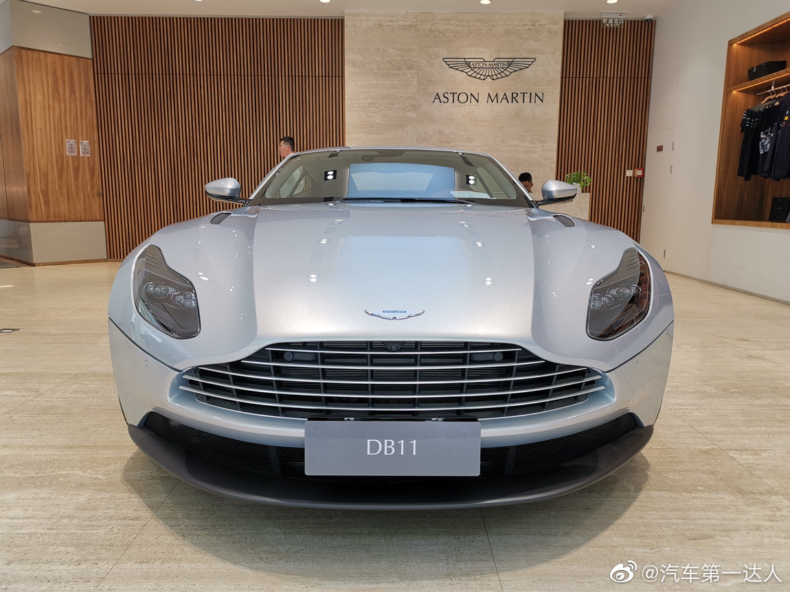 阿斯顿马丁 DB11 V8 闪电银/胭脂红