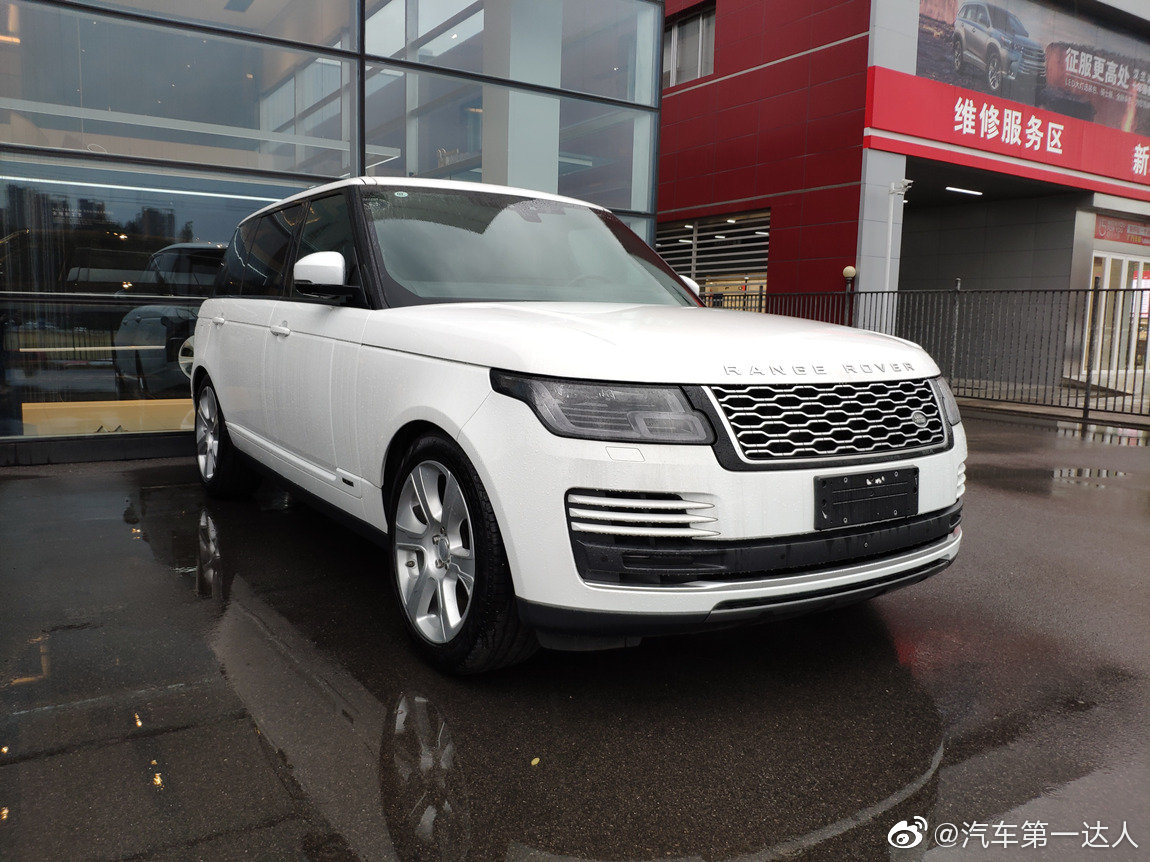 路虎揽胜 3.0 V6 传世加长版 富士白/黑檀木