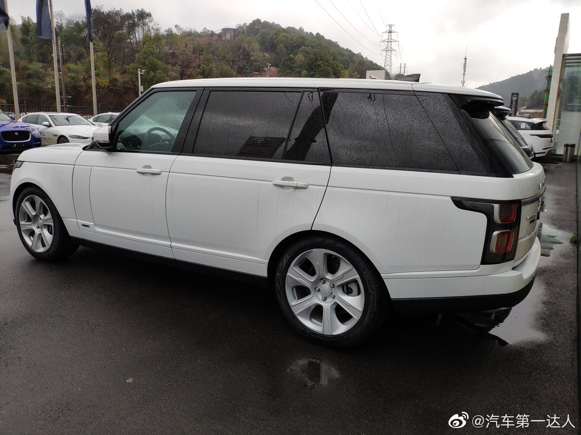 路虎揽胜 3.0 V6 传世加长版 富士白/黑檀木