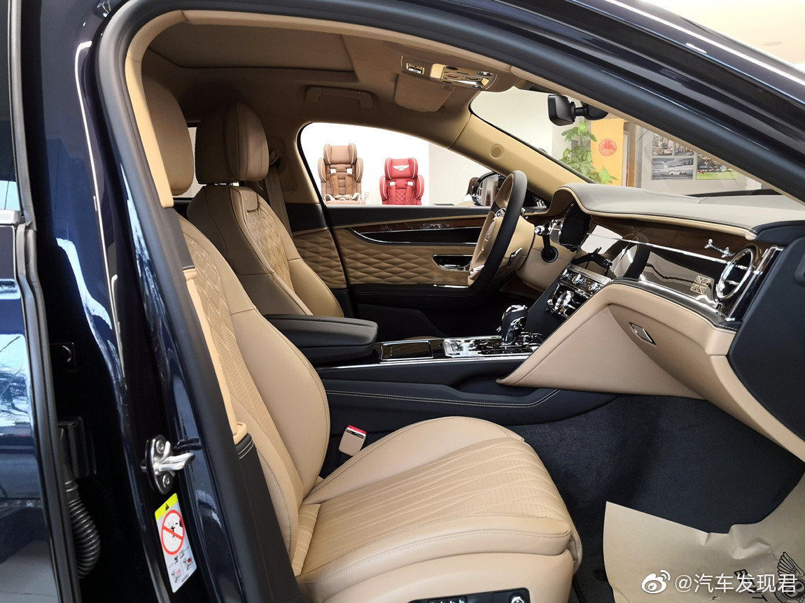 宾利飞驰 W12 首发限量版 深蓝宝石/驼绒金