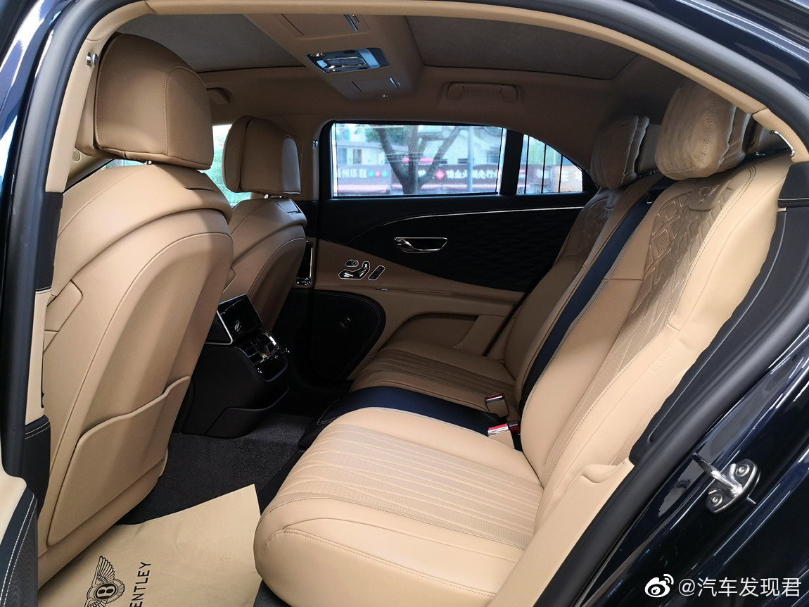 宾利飞驰 W12 首发限量版 深蓝宝石/驼绒金