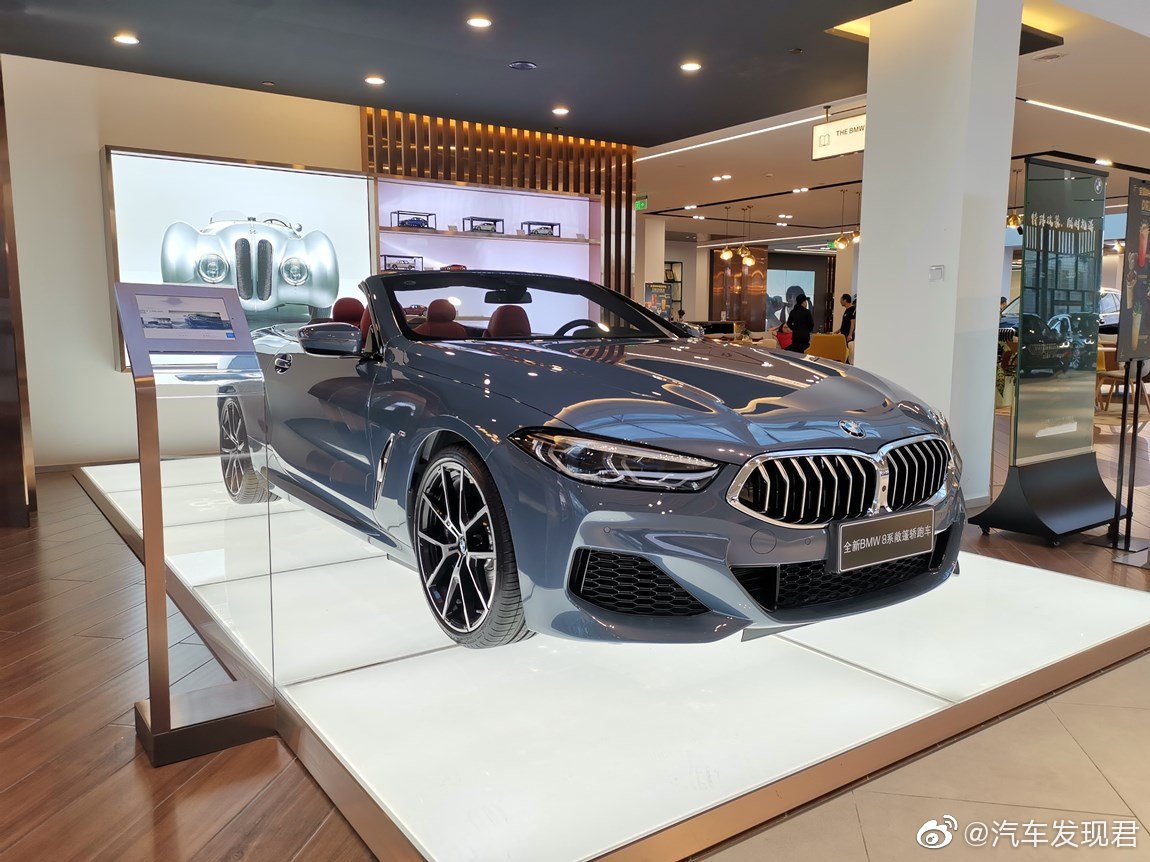 宝马840i 敞篷轿跑版 巴塞罗那蓝/云锦红