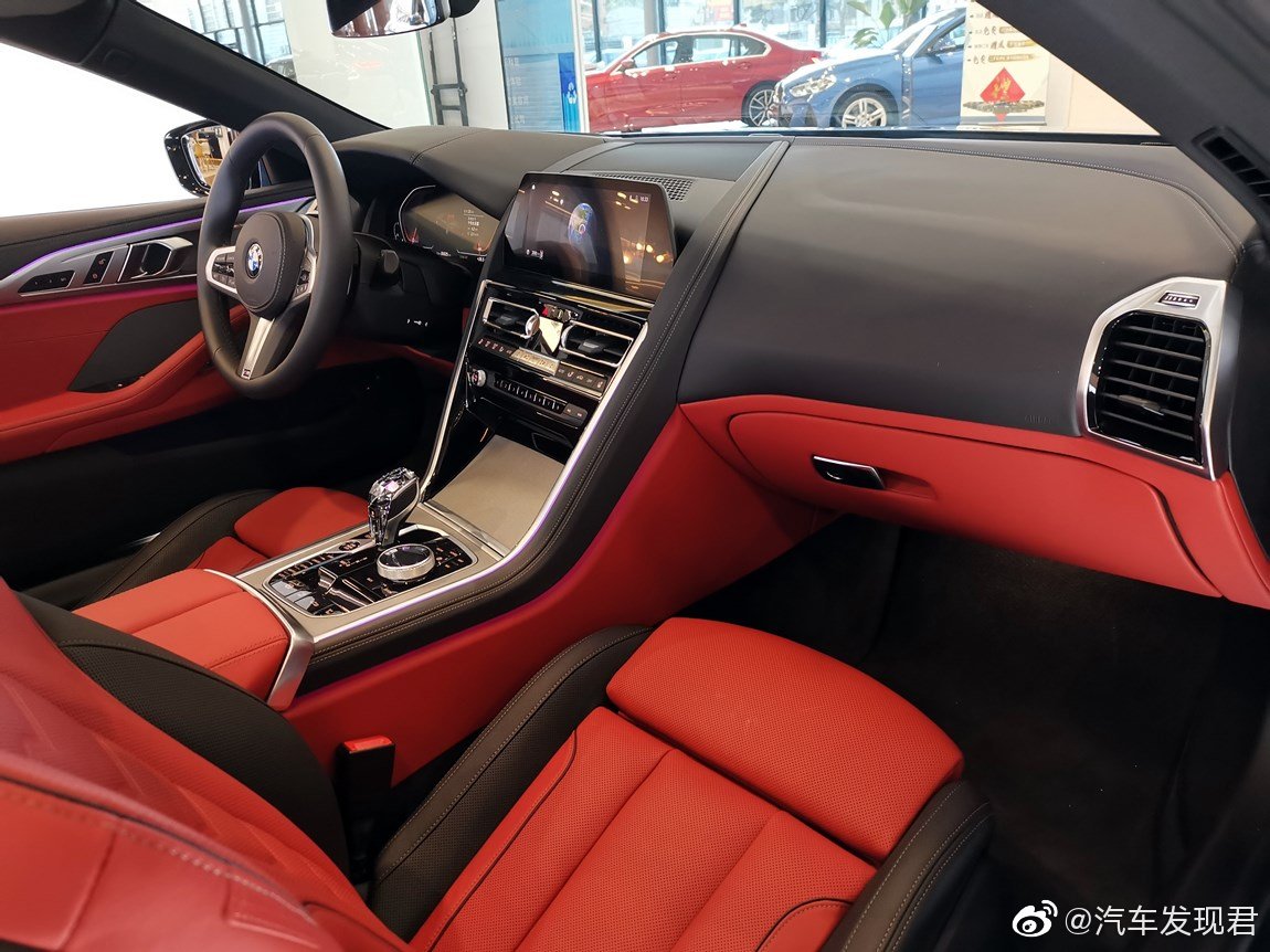 宝马840i 敞篷轿跑版 巴塞罗那蓝/云锦红