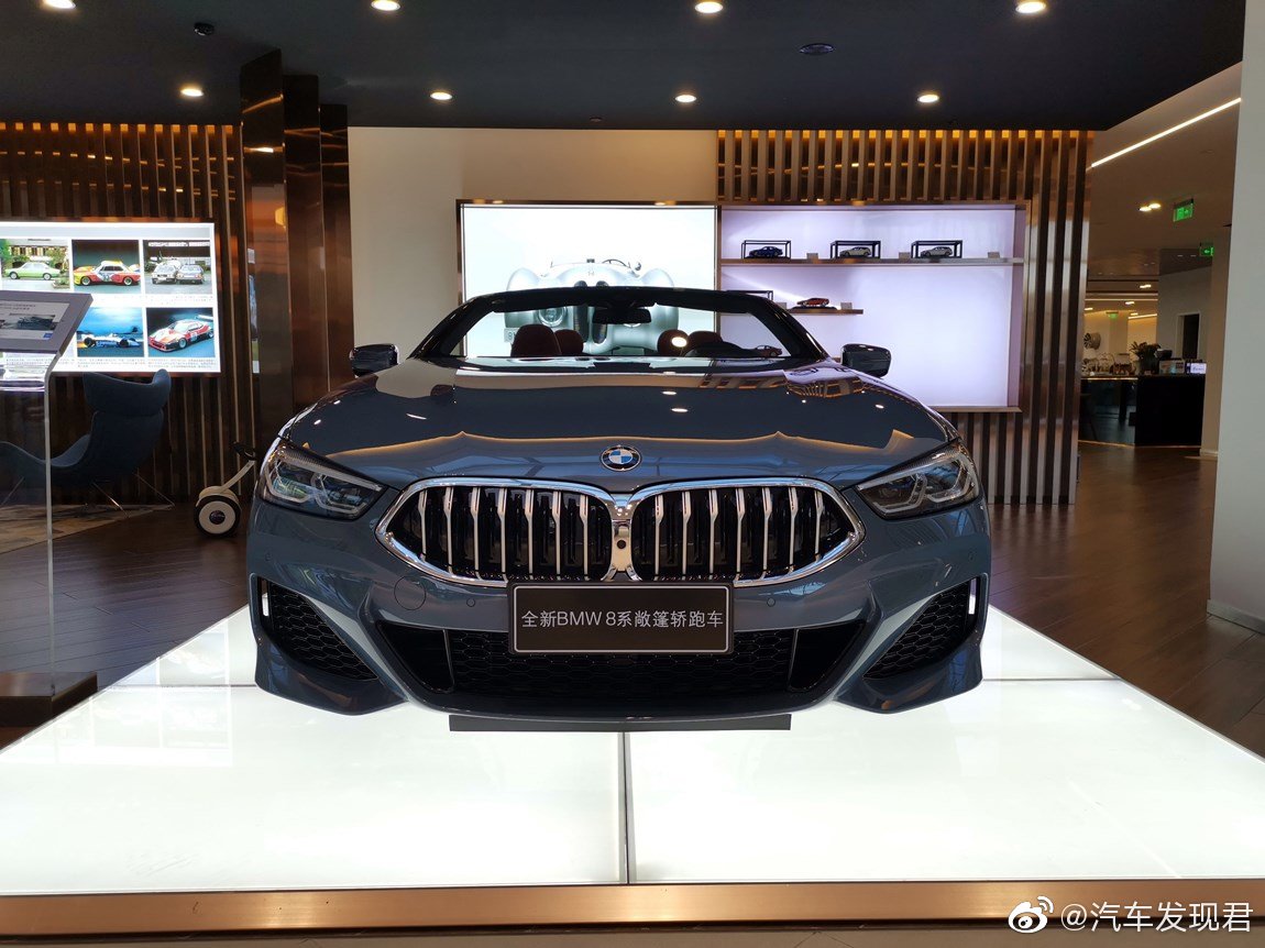 宝马840i 敞篷轿跑版 巴塞罗那蓝/云锦红