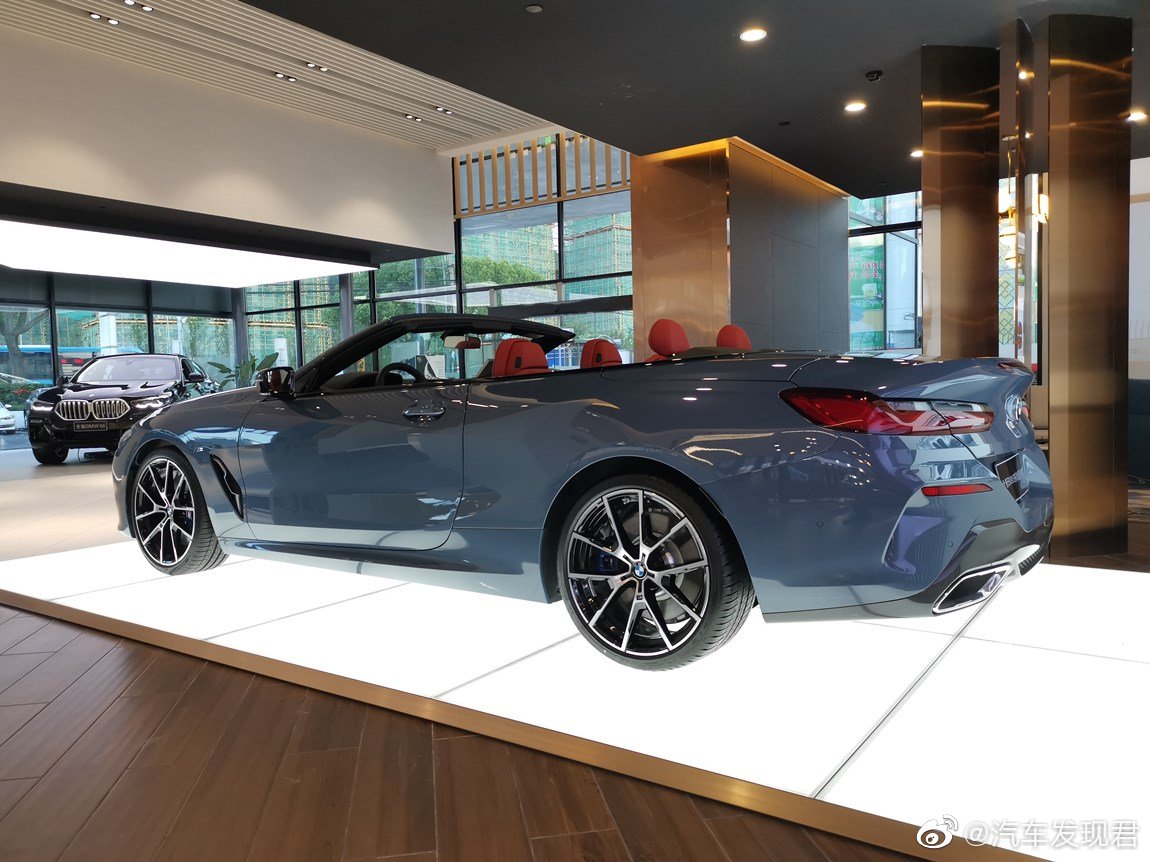 宝马840i 敞篷轿跑版 巴塞罗那蓝/云锦红