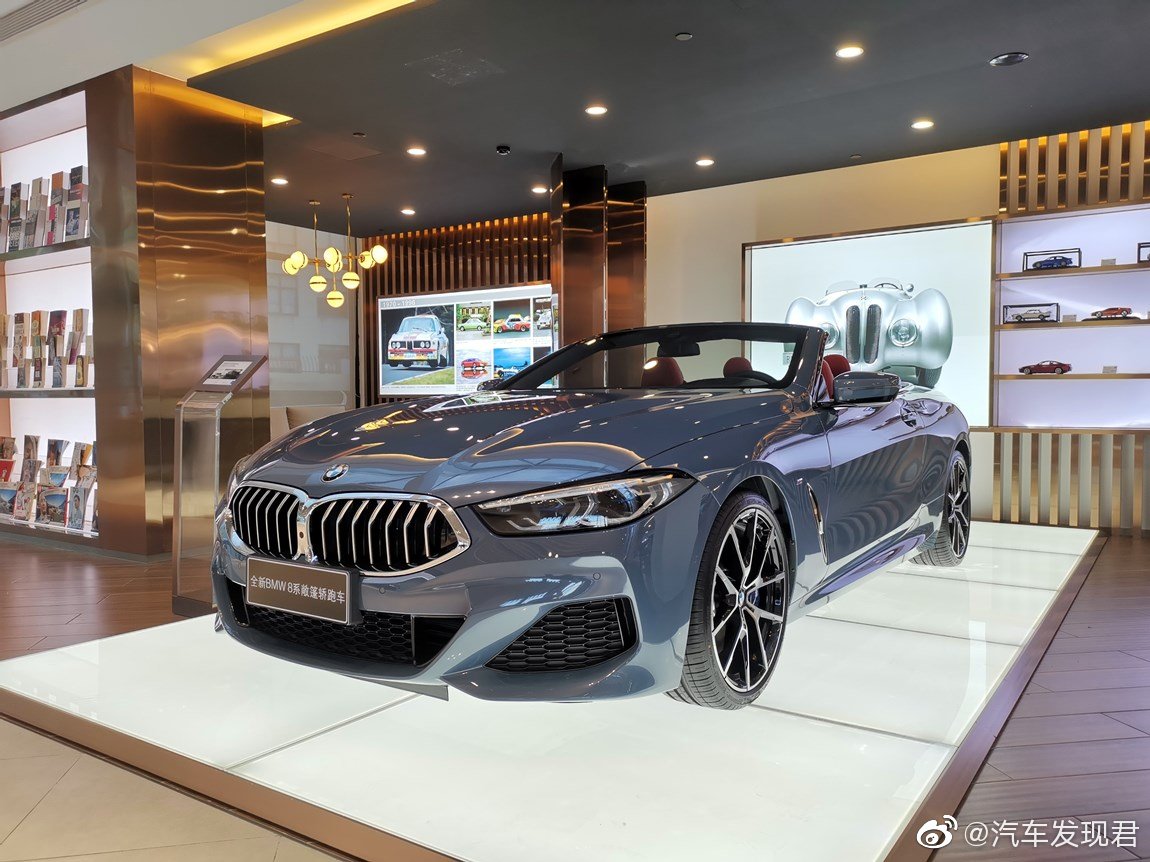 宝马840i 敞篷轿跑版 巴塞罗那蓝/云锦红