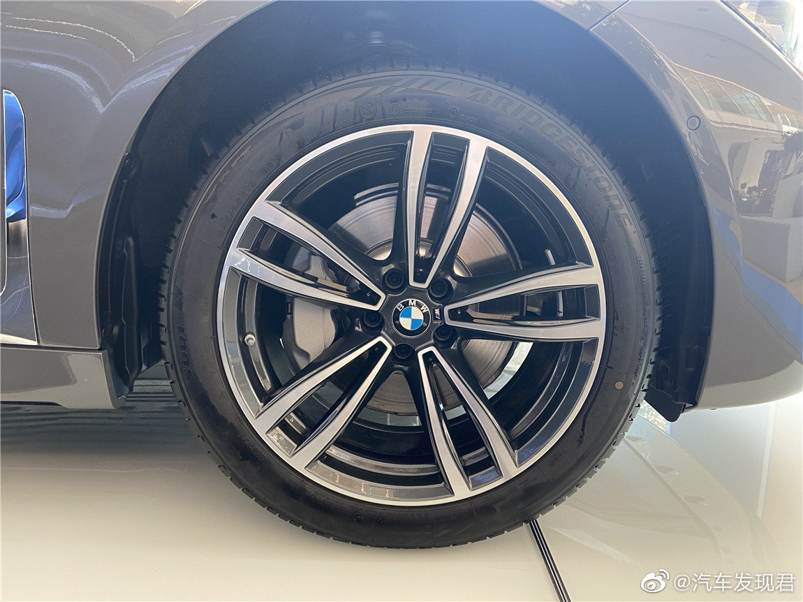 宝马 730Li M运动套装 贝尔尼纳灰/咖啡