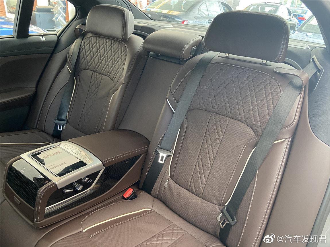 宝马 730Li M运动套装 贝尔尼纳灰/咖啡