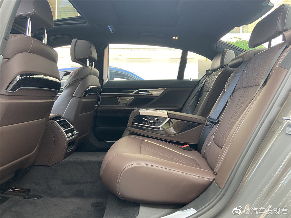 宝马 730Li M运动套装 贝尔尼纳灰/咖啡