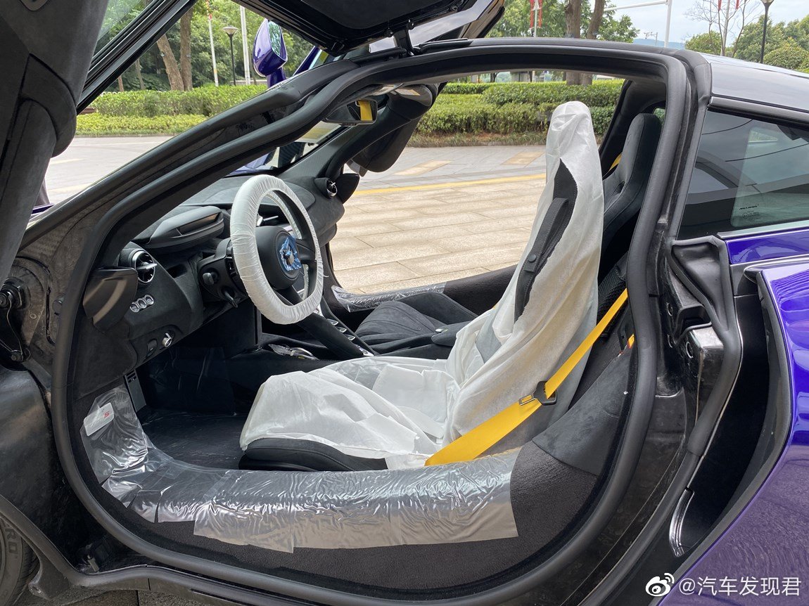 精美汽车图集：迈凯伦 720S Coupe 紫色黑内