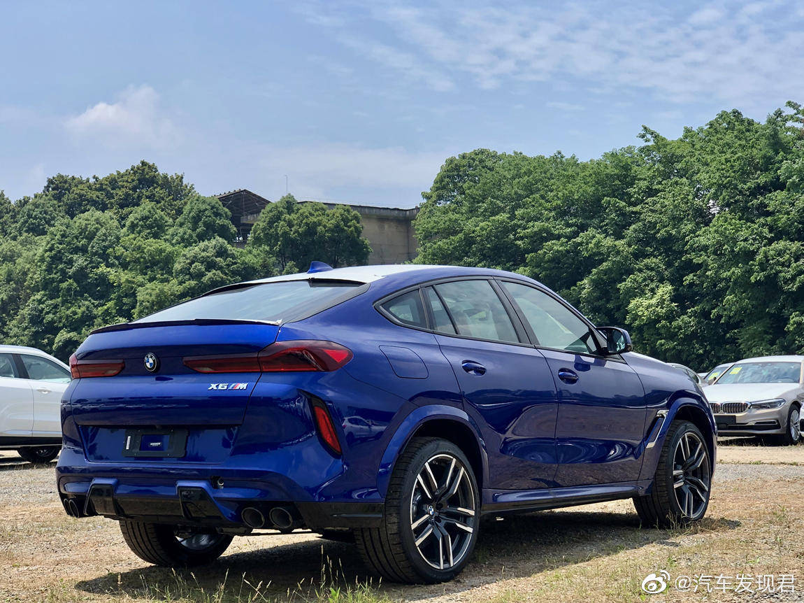 好看的汽车图片：宝马 X6 M 滨海湾蓝萨基尔橙