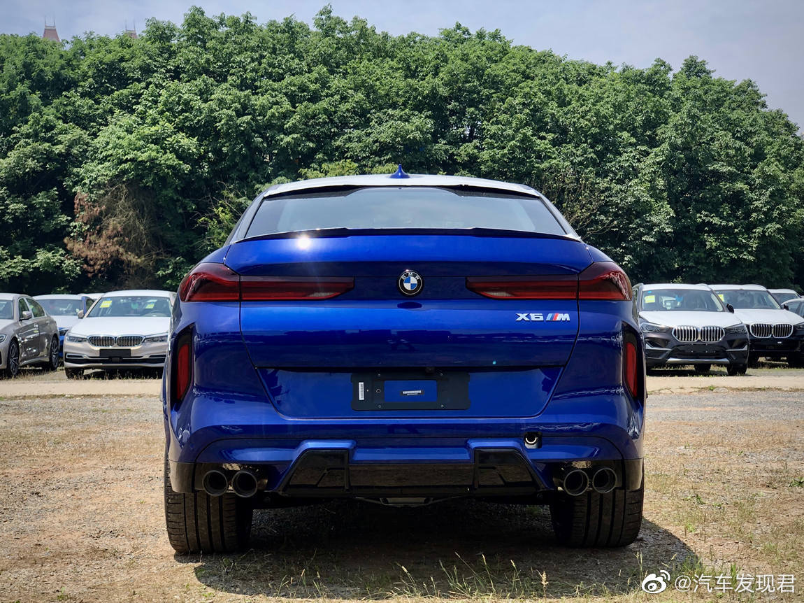 好看的汽车图片：宝马 X6 M 滨海湾蓝萨基尔橙