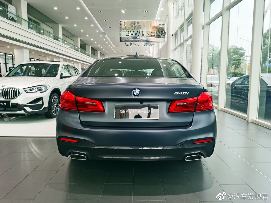 宝马 540i 风尚版 M运动套装 磨砂极地灰/摩卡