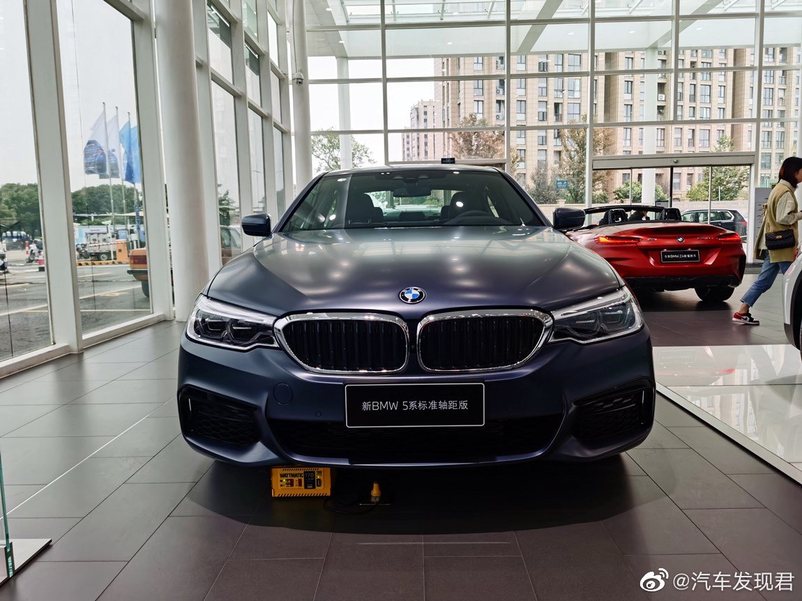 宝马 540i 风尚版 M运动套装 磨砂极地灰/摩卡