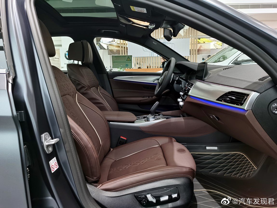 宝马 540i 风尚版 M运动套装 磨砂极地灰/摩卡