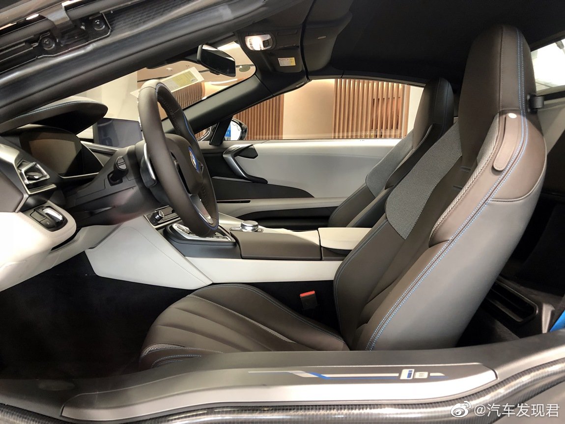 宝马 i8 敞篷版 唐宁顿灰黄檀棕拼香辛灰