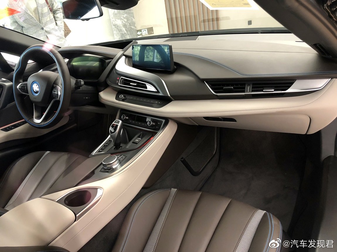 宝马 i8 敞篷版 唐宁顿灰黄檀棕拼香辛灰