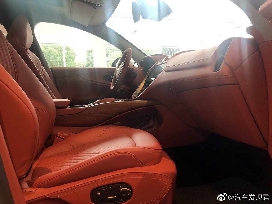 阿斯顿马丁 DBX 月光白/高贵红