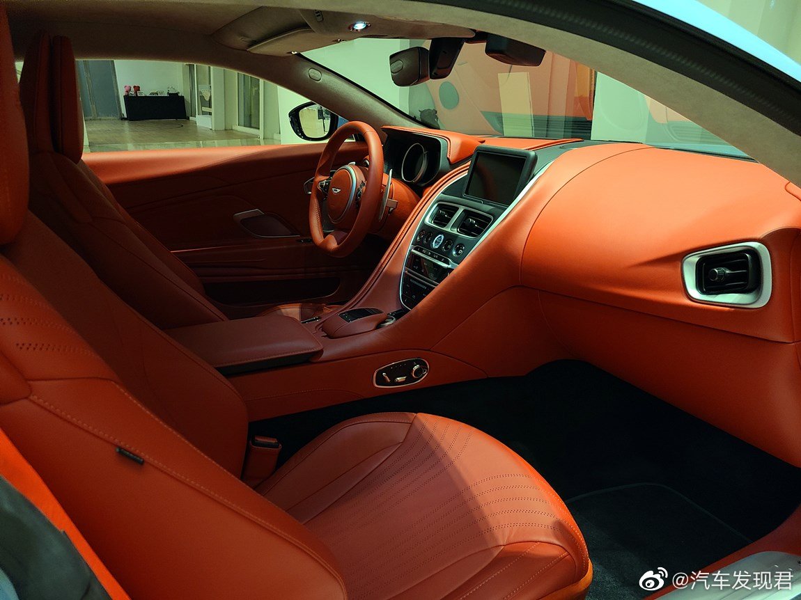 阿斯顿马丁 DB11 V8 磨砂玻璃蓝/火辣红