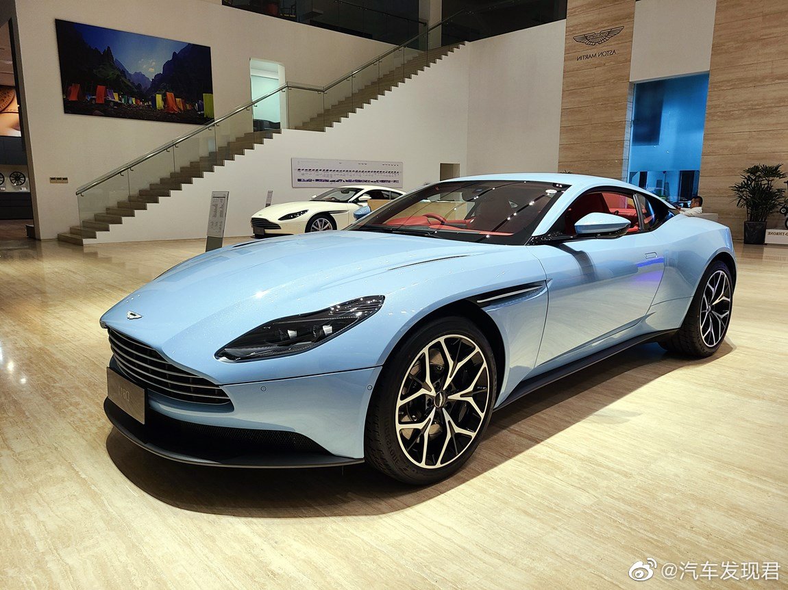 阿斯顿马丁 DB11 V8 磨砂玻璃蓝/火辣红