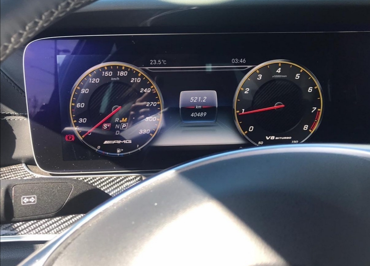 这有点小帅。。奔驰银色系灰色系都适合黑色套件。