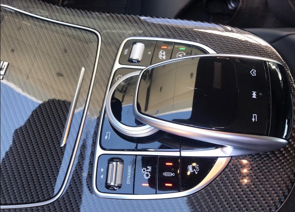 这有点小帅。。奔驰银色系灰色系都适合黑色套件。